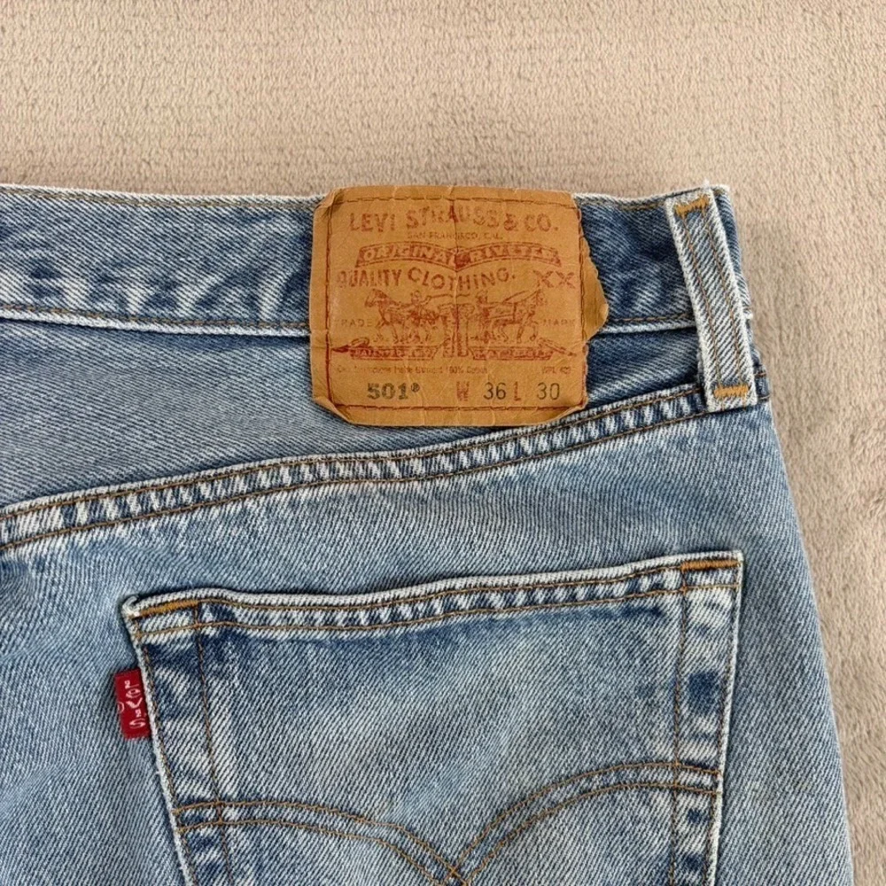 Vintage Levi's 501 Button Fly Denim Jeans Men 34x29.5 (Tag 36x30) Blue Fade Wash